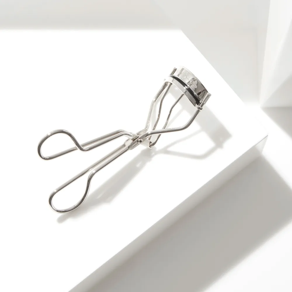 The Manual Metal Eyelash Curler That Fits The Shape Of The Eyes