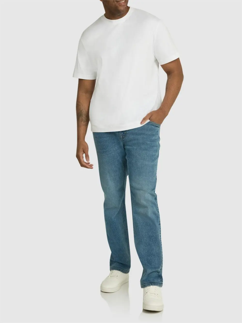 LIGHT BLUE STRAIGHT LEG JEANS WITH TIMELESS FIT FOR VERSATILE STYLING