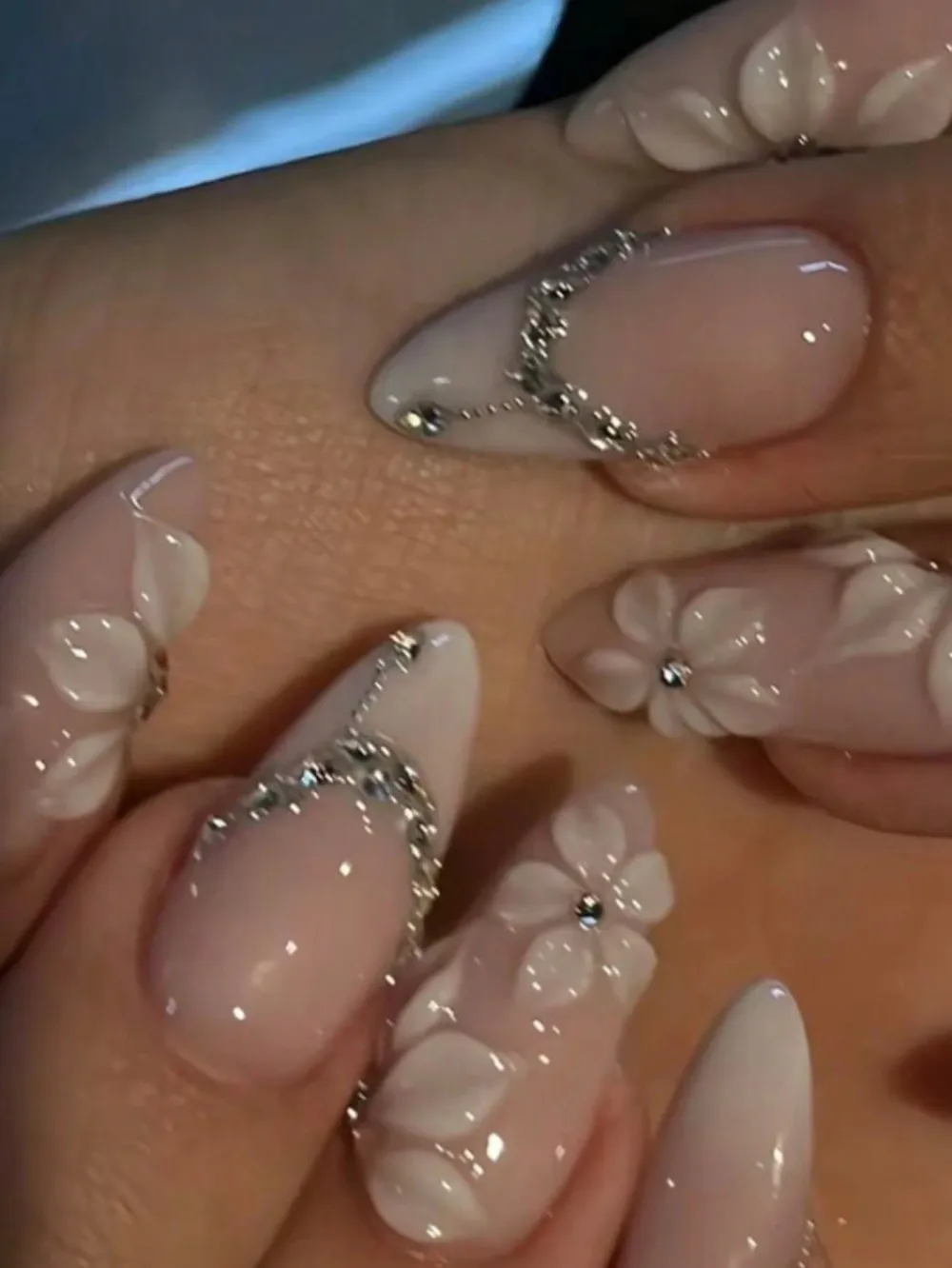 Nailhour 24pcs French White Ombre 3D Floral Decor Short Almond Press-On Nails