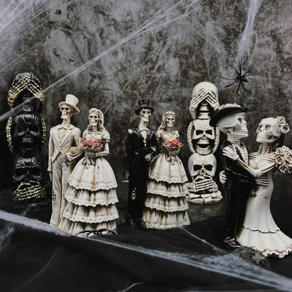 Day of the Dead Bride & Groom Figurine — 7.87 × 5.12 × 3.54 in.