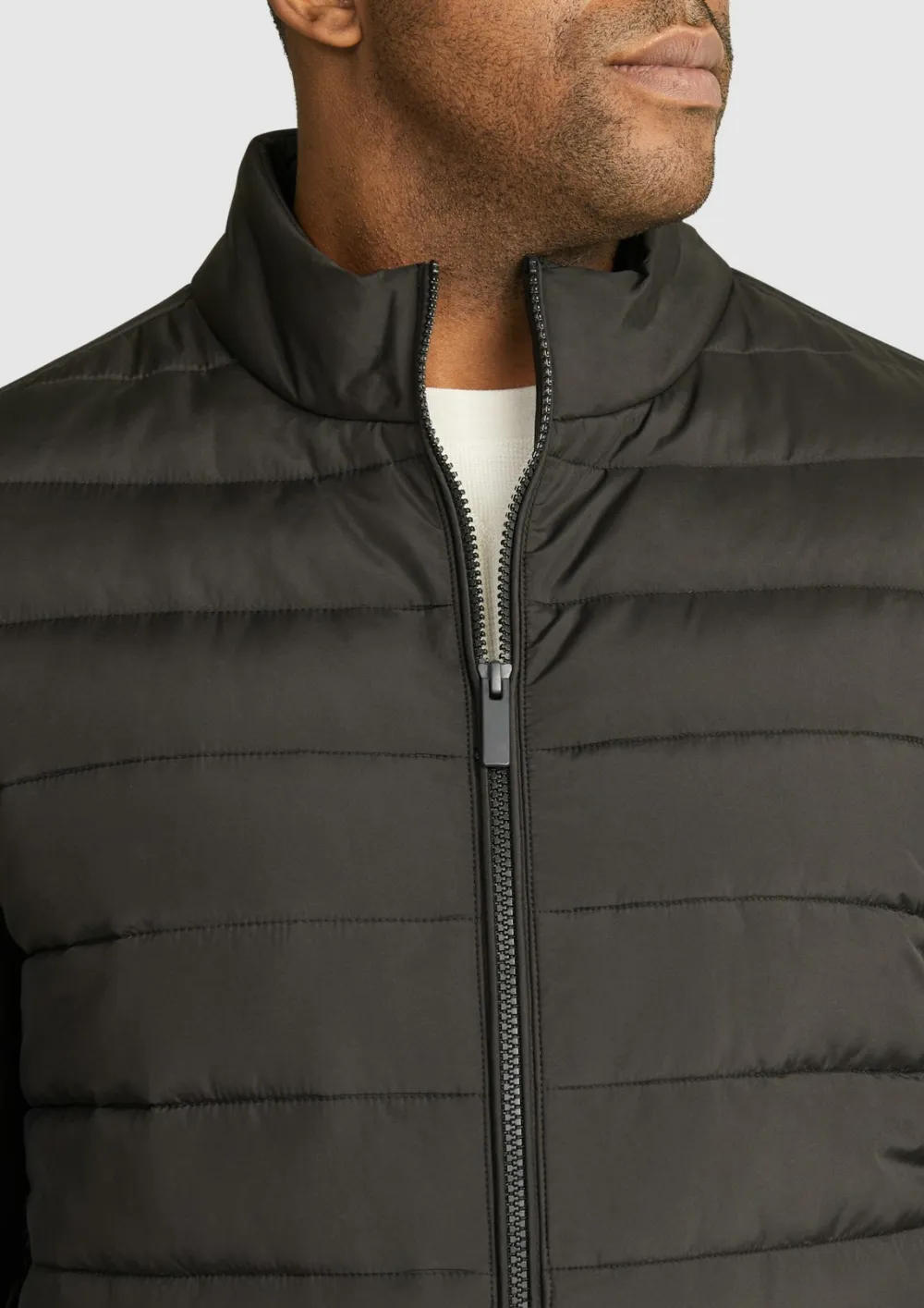 BLACK QUILTED JACKET WITH LIGHTWEIGHT DESIGN FOR LAYERING