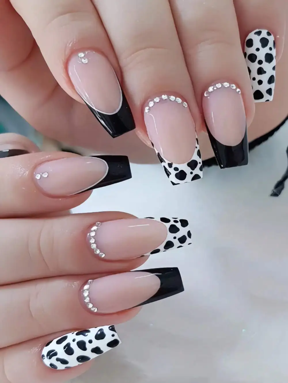 Nailhour 24pcs Rhinestone Daily Medium Square Press On Nails