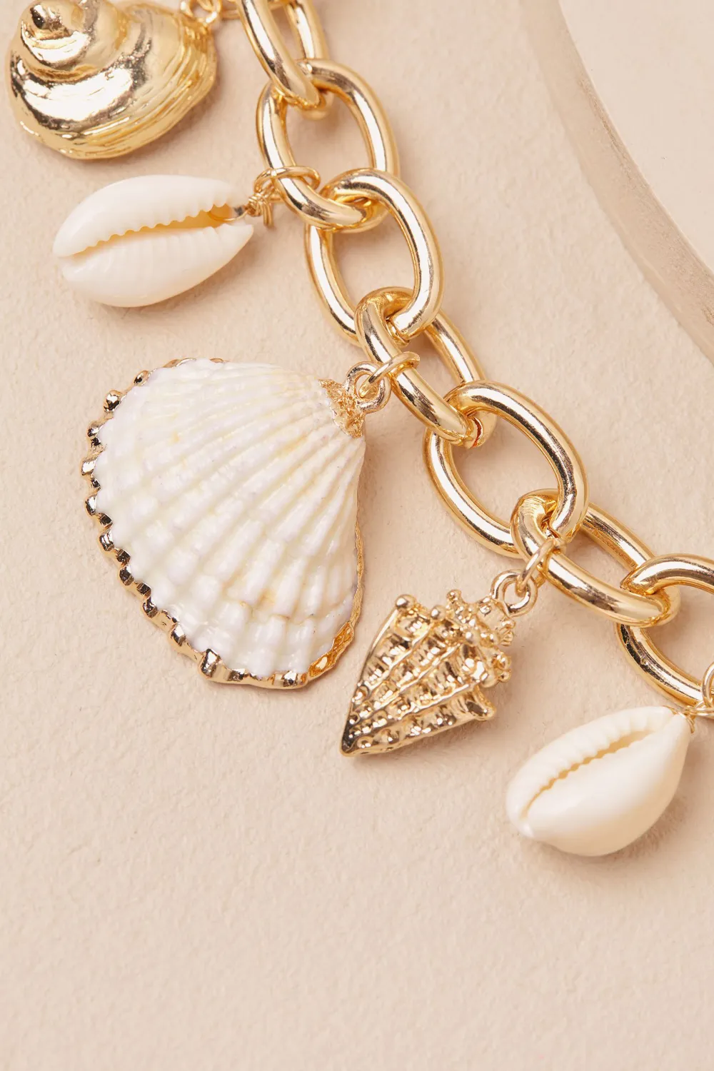 Holiday Style Shell Pendant Bracelet