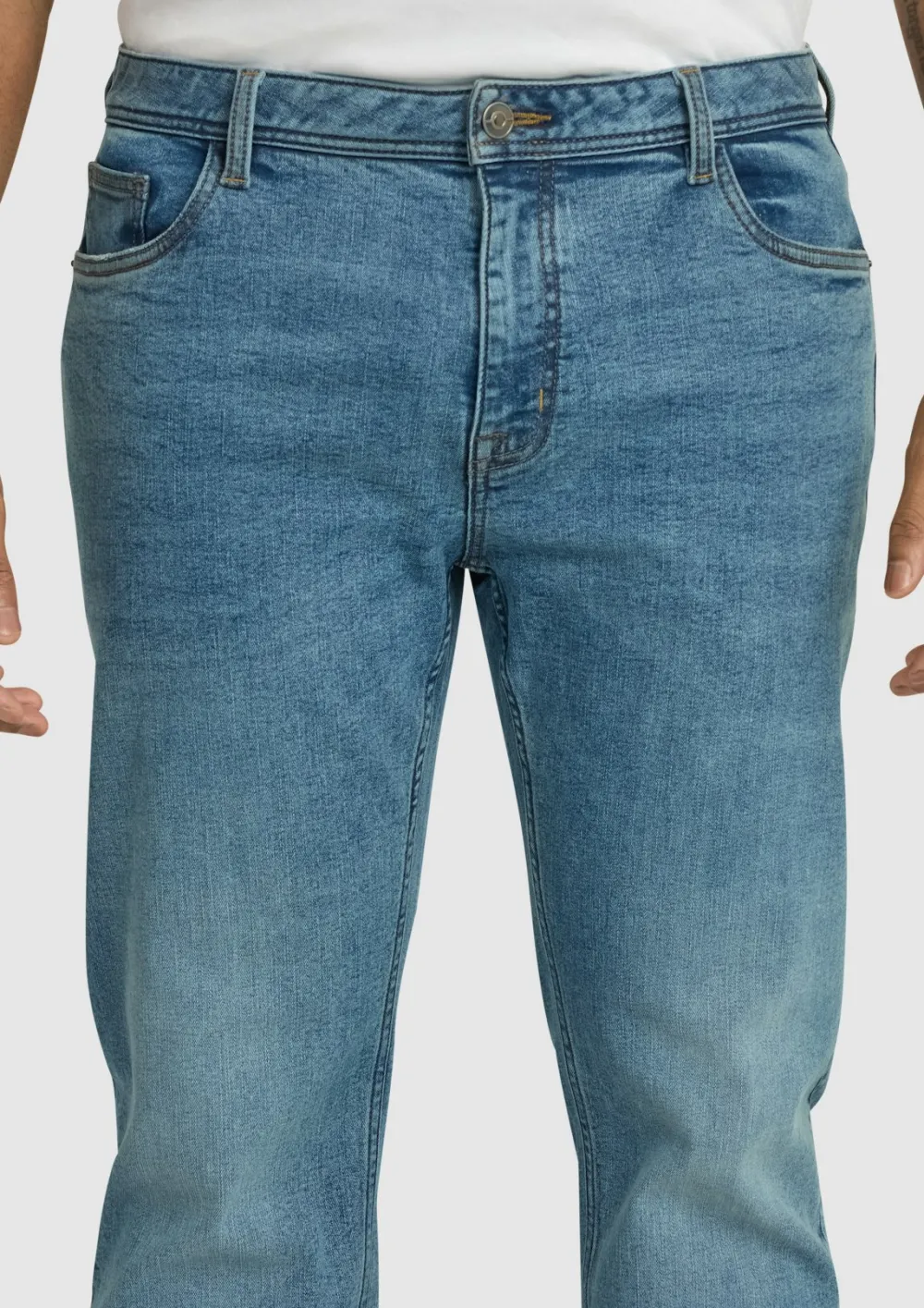 LIGHT BLUE STRAIGHT LEG JEANS WITH TIMELESS FIT FOR VERSATILE STYLING