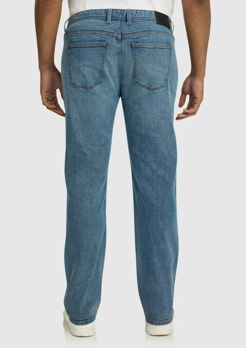 LIGHT BLUE STRAIGHT LEG JEANS WITH TIMELESS FIT FOR VERSATILE STYLING